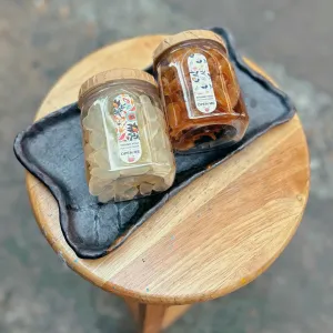 Hộp quà thốt nốt dẻo và gừng mật ong giữ vẹn nguyên vị ngon đặc sản nguyên bản, được đóng gói trong hộp quà phong cách vintage tinh tế, là món quà tặng đặc sản đậm chất Việt Nam và set quà ăn vặt lành mạnh bổ dưỡng