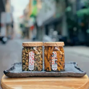 Hộp quà mứt nghệ và trà hoa đưa bạn chìm đắm vào những hương vị tinh hoa đặc trưng, được đóng gói trong hộp quà quấn khăn vintage nghệ thuật, là món ăn nhẹ tốt cho sức khỏe và set quà đặc sản truyền thống của Việt Nam