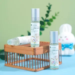 Chai lăn chống muỗi bạch đàn chanh an toàn cho bé với thành phần tự nhiên, công thức hiệu quả và dịu nhẹ từ tinh dầu chống muỗi không cồn, mang hương thơm dễ chịu và an toàn cho làn da nhạy cảm.