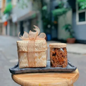 Set quà trần bì hộp tre 300gr với vị mặn ngọt hài hòa, mứt vỏ cam nguyên chất làm quà tặng đặc sản Việt Nam, set quà thủ công ấn tượng và quà biếu cao cấp