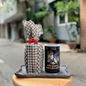 Quà tặng cacao HeyDay cao cấp 200g gói ghém vị ngon nguyên bản trong lọ quấn khăn rằn độc đáo, món cacao nguyên chất đặc sản Việt Nam ý nghĩa.