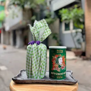 Quà tặng cacao HeyDay đắng đậm 350g ngon lành và tiện lợi, bột cacao nguyên chất trong lọ quấn khăn rằn sẽ là đặc sản Việt Nam ý nghĩa.