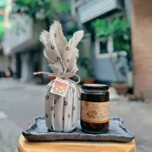 Quà tặng chanh sành gói khăn vải xinh xắn 500ml với vị ngon nói thay lời quan tâm, chanh ủ muối và mật ong tăng đề kháng làm quà vintage sức khỏe ý nghĩa.