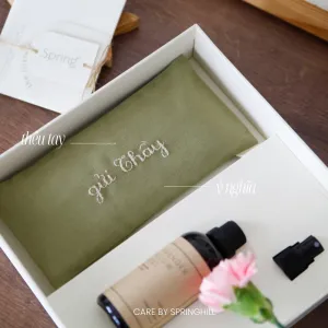 Hộp quà 'Care Box' đa năng với dịch vụ thêu tay theo yêu cầu, bao gồm set quà gối chườm thư giãn và xịt thơm vải tinh tế từ thành phần thiên nhiên lành tính, tạo nên món quà tặng tinh tế và quà sinh nhật đầy ý nghĩa