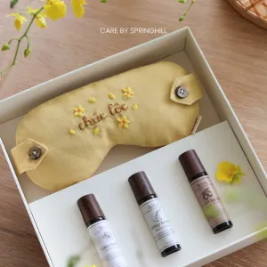 Hộp quà giấc ngủ mang đến những phút nghỉ ngơi tinh tế với bịt mắt ngủ thêu tên cá nhân hóa và 3 thanh tinh dầu lăn từ thành phần thiên nhiên an toàn, tạo nên món quà tặng thư giãn đặc biệt và quà sinh nhật ý nghĩa.