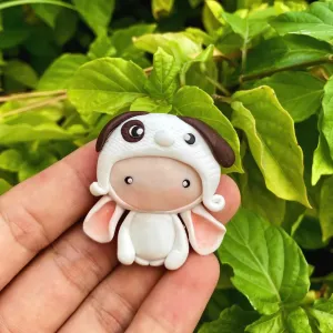 Ghim cài đất sét 'Thỏ Puppy' khiến bạn tan chảy với sự ngộ nghĩnh đáng yêu, thiết kế vừa là ghim cài áo tinh tế vừa là phụ kiện cài túi xách dễ thương, được làm thủ công từ đất sét cao cấp, tạo nên món quà tặng thủ công độc đáo đầy tâm huyết.
