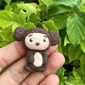 Ghim cài đất sét 'Chibi Koala' mang chút thẩn thơ thú vị trong thiết kế, được nặn tay hoàn toàn từ đất sét cao cấp, vừa là ghim cài áo tinh tế vừa là phụ kiện cài túi xách độc đáo, tạo nên món quà tặng thủ công đầy sáng tạo và tâm huyết.
