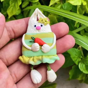 Ghim cài đất sét 'Cute Mimi' mang đến nét tươi vui cho mỗi ngày, được nặn tay khéo léo tỉ mỉ, vừa là ghim cài áo thời trang vừa là ghim cài túi xách đáng yêu, là phụ kiện đất sét tinh xảo và món quà tặng thủ công đầy tâm huyết.