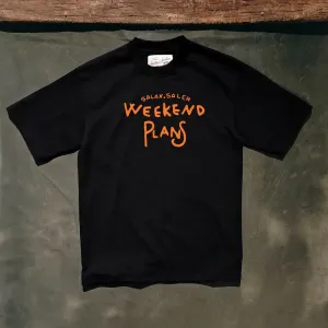 Áo thun cotton "Weekend Plans" mang thông điệp về thời gian và không gian riêng bạn—áo phông thiết kế năng động, thời trang độc đáo, quà sinh nhật sáng tạo.