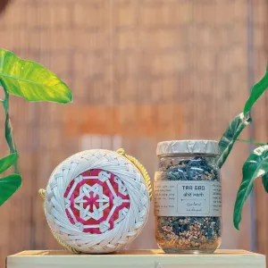 Set quà gạo lứt chè xanh trong hộp tre 320g mang đến hương vị thanh mát từ thành phần tự nhiên, là món quà sức khỏe ý nghĩa và đặc sản Việt Nam đẹp mắt.