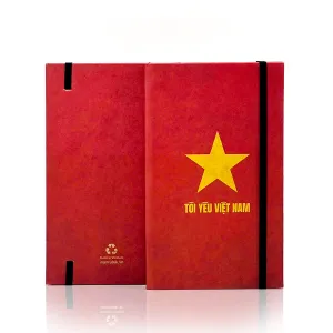 Sổ tay "Tôi Yêu Việt Nam" với thiết kế cờ đỏ sao vàng tung bay, mang phong cách vintage, là món quà lưu niệm Việt Nam độc đáo dành cho đồng nghiệp và bạn bè.