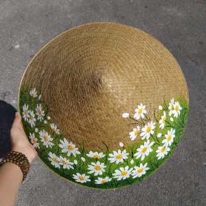 Nón lá cỏ bàng vẽ tay chủ đề hoa, mang nét duyên nhẹ nhàng và tinh tế, là món quà lưu niệm thủ công Việt Nam ý nghĩa.