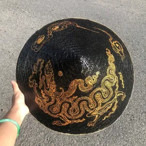 Nón lá cỏ bàng vẽ rồng phụng thủ công tinh xảo, tặng kèm quai vải chắc chắn, là món quà lưu niệm Việt Nam ý nghĩa.