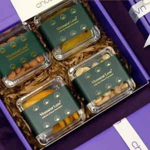 Hộp quà "Tinh Tế" thể hiện đẳng cấp của sự gửi trao, set quà độc quyền trái cây và hạt dinh dưỡng trong hộp quà chỉn chu làm quà biếu cho mọi dịp và quà tặng doanh nghiệp