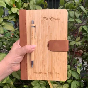 Sổ tay bìa tre kèm bút bi tre khắc tên theo yêu cầu, giấy viết mượt mà, món quà lưu niệm Việt Nam cao cấp và đầy cá nhân hóa cho doanh nghiệp.