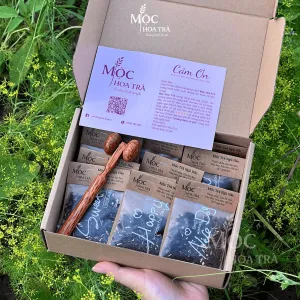 Mộc Trà Ngũ Hắc với 5 loại thảo mộc sấy lạnh giúp dưỡng tóc đen mượt, khỏe dài, dễ pha chế và thích hợp làm quà chăm sóc sắc đẹp cho nữ.