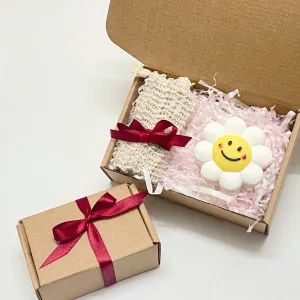 Hộp quà 20/10 Xà Phòng Hoa Mặt Cười gồm xà phòng thiên nhiên và túi lưới tiện dụng, mang thông điệp vui tươi và tinh tế dành tặng phái đẹp trong Ngày Phụ Nữ Việt Nam