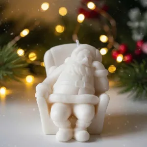 Nến thơm ông già Noel ngồi ghế bành nghỉ ngơi tone trắng ngà sáp tự nhiên handmade kích thước 12x10cm