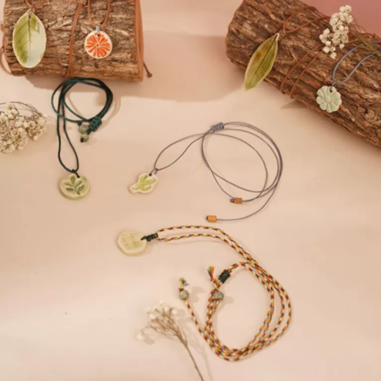 vòng cổ hoa lá, thiết kế đơn giản mà độc đáo, chất liệu đất sét tráng men, bền đẹp theo thời gian, quà tặng cho người yêu thiên nhiên