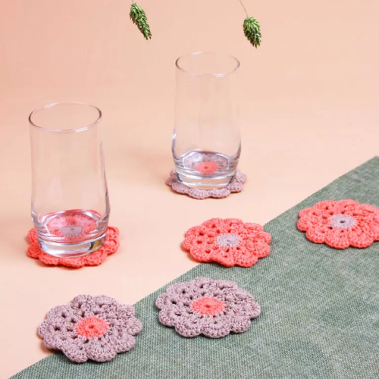 bộ 6 lót ly len hoa, đường kính 8-10cm, màu nâu be và cam, chất liệu len cotton, hạn chế bị xù, sản phẩm thủ công