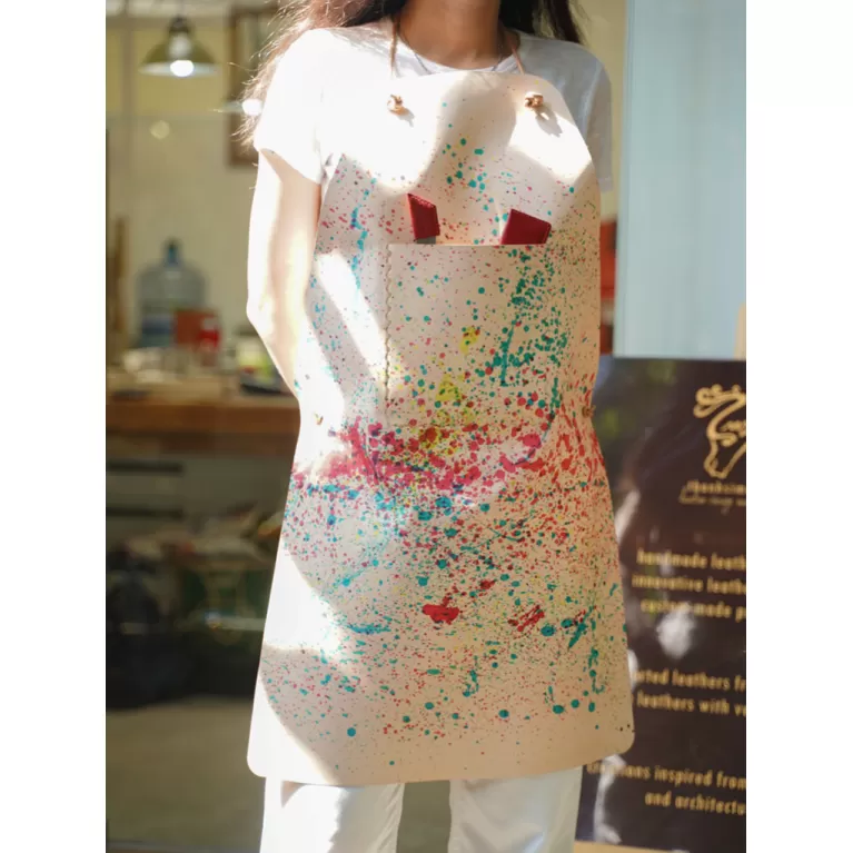 vegetable-tanned leather apron, crafted entirely by hand, sustainably produced, high durability, convenient, premium product