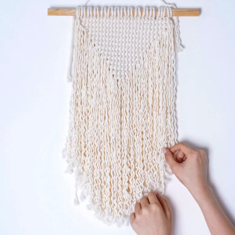 rèm trắng nhỏ macrame, màu trắng thuần khiết, độ rũ nhẹ nhàng, phù hợp với nhiều không gian, trang trí nội thất