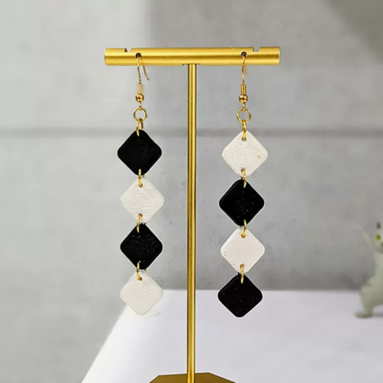 hoa tai đất sét “ying yang dangle”, phong cách boho, chi tiết hình thoi, màu sắc cổ điển, tôn lên vẻ đẹp thanh thoát