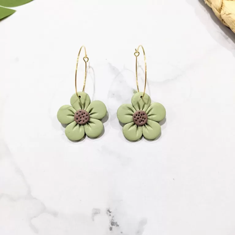 hoa tai đất sét hình bông hoa, phong cách nữ tính đáng yêu, màu sắc ngọt ngào, chất liệu đất sét bền đẹp