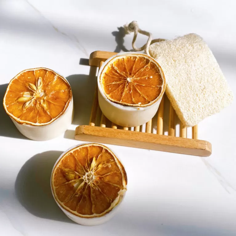 set xà phòng thiên nhiên kèm xơ mướp tắm hoặc khay gỗ tiện lợi, cải thiện màu sắc da, quà tặng lý tưởng cho nàng, không kích ứng da, việt nam, jabón concept, chus