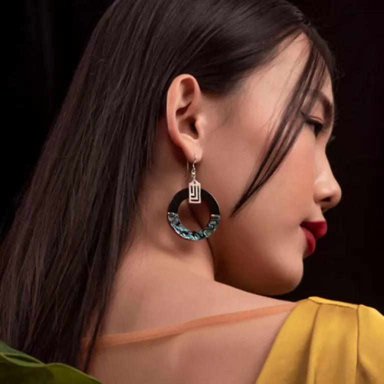 the halo earrings, premium jewelry from abalone shell, round earrings, enhances fullness and femininity to the face