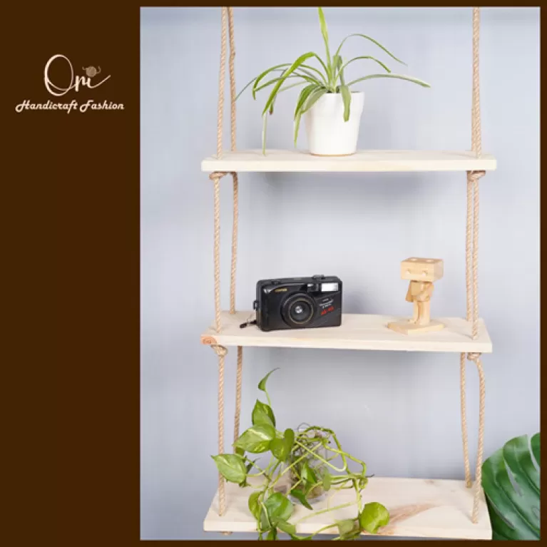 kệ cột dây đay, chất liệu gỗ thông nhập khẩu, kệ chắc chắn, chịu được vật nặng, không bị mối mọt, tận dụng không gian, kỹ thuật điêu luyện
