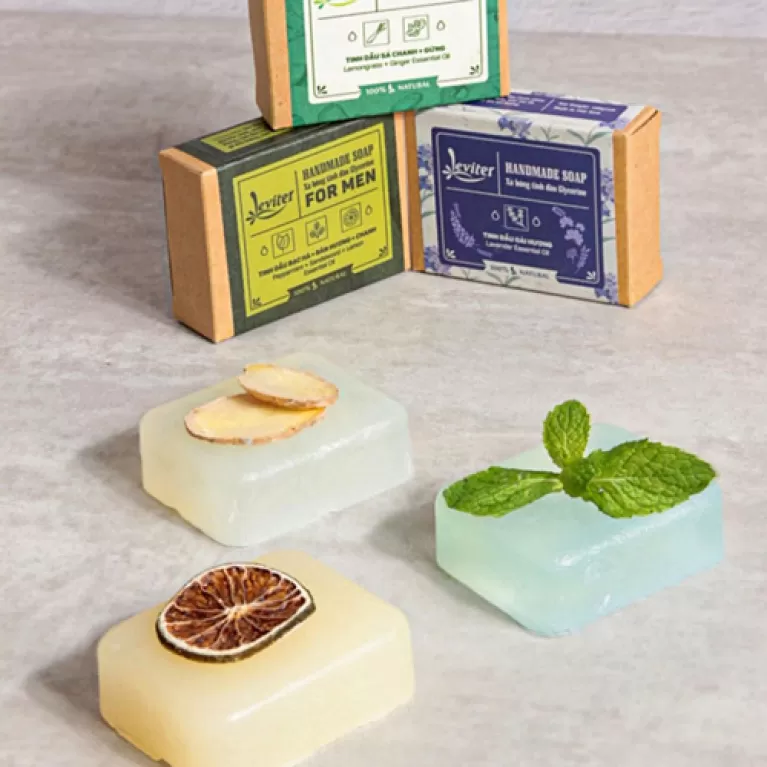 bánh xà phòng thủ công dưỡng ẩm cao, giúp da mềm mịn, hương thơm dễ chịu, hạn chế oxy hóa, quà tặng cho làn da rạng rỡ, việt nam, leviter, chus