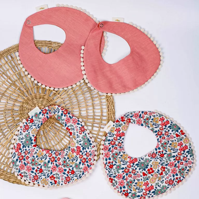 round bibs, made of highly absorbent cotton material, keeps baby's clothes clean during meals, bright colors, perfect for baby photoshoots