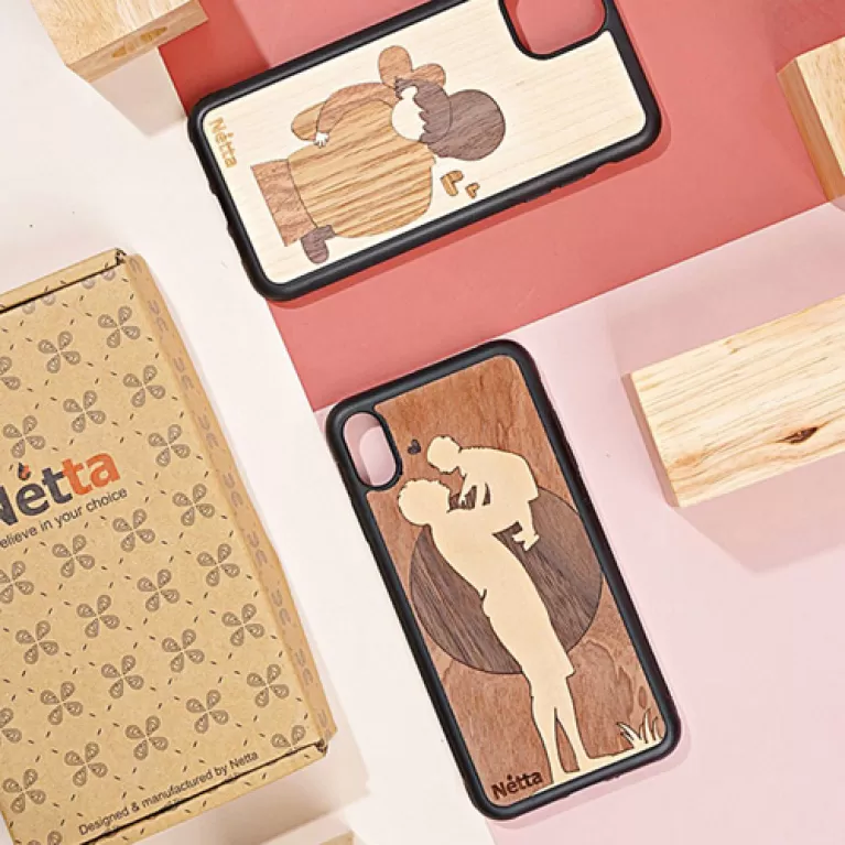 father & child wooden phone case, affectionate pattern, beautiful natural wood grain, maximum phone protection from impacts