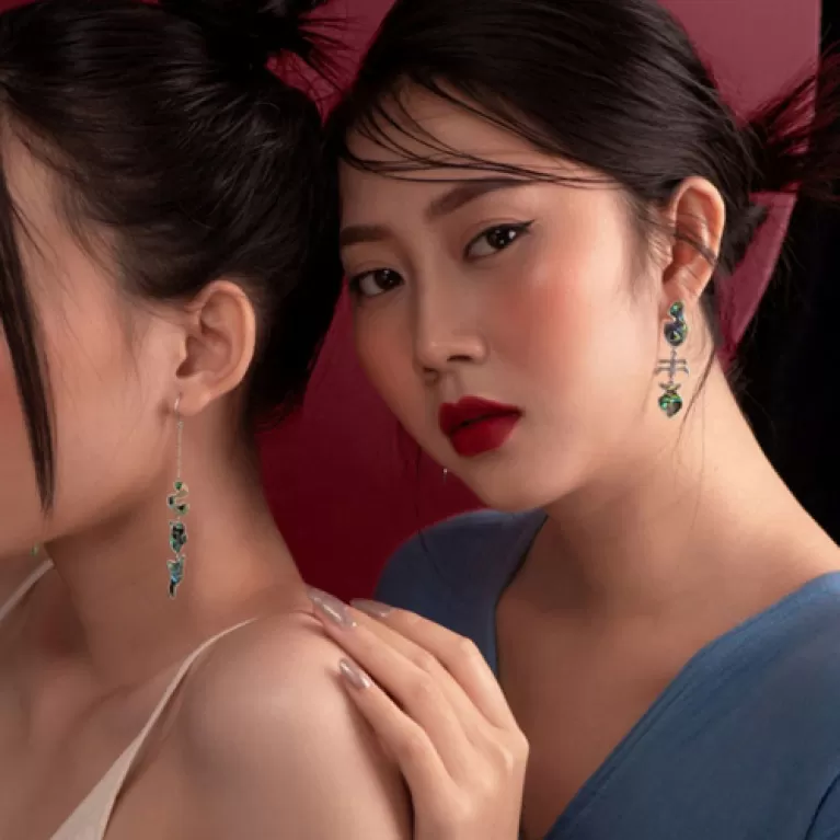bông tai vỏ bào ngư, bộ sưu tập melted heart & my identity, thiết kế độc đáo, mới lạ, chất liệu vỏ bào ngư mài sáng bóng, phụ kiện cao cấp