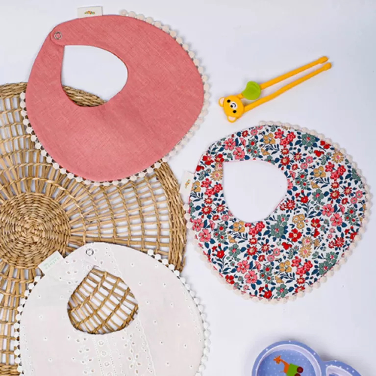 round bibs, made of highly absorbent cotton material, keeps baby's clothes clean during meals, bright colors, perfect for baby photoshoots