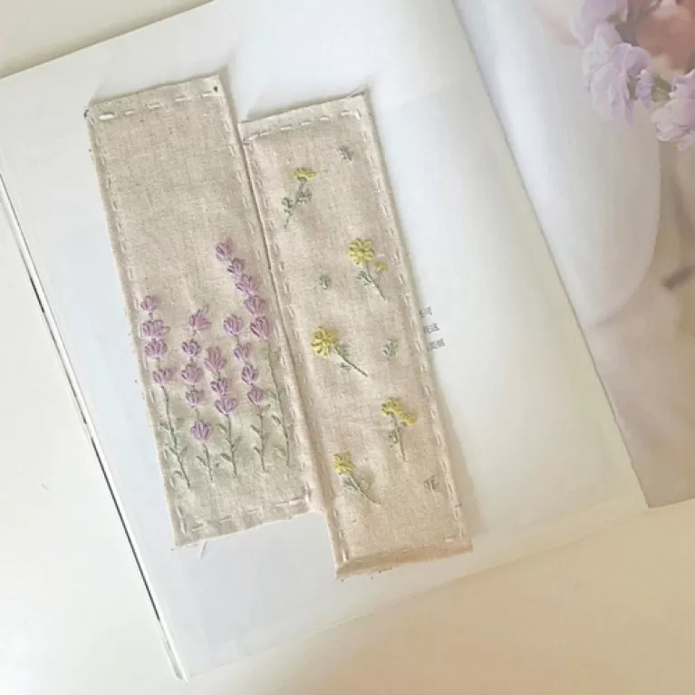thẻ đánh dấu trang thêu, hoạ tiết thêu tay tỉ mỉ, thiết kế nữ tính, phụ kiện cho người mọt sách, sản phẩm thủ công