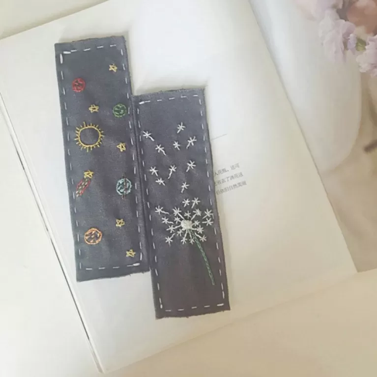 thẻ đánh dấu trang thêu, hoạ tiết thêu tay tỉ mỉ, thiết kế nữ tính, phụ kiện cho người mọt sách, sản phẩm thủ công