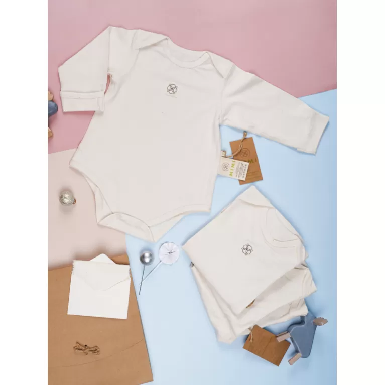 happy 1st year gift set, includes 4 bodychips in 4 different sizes from newborn to 1 year old, undyed cotton material