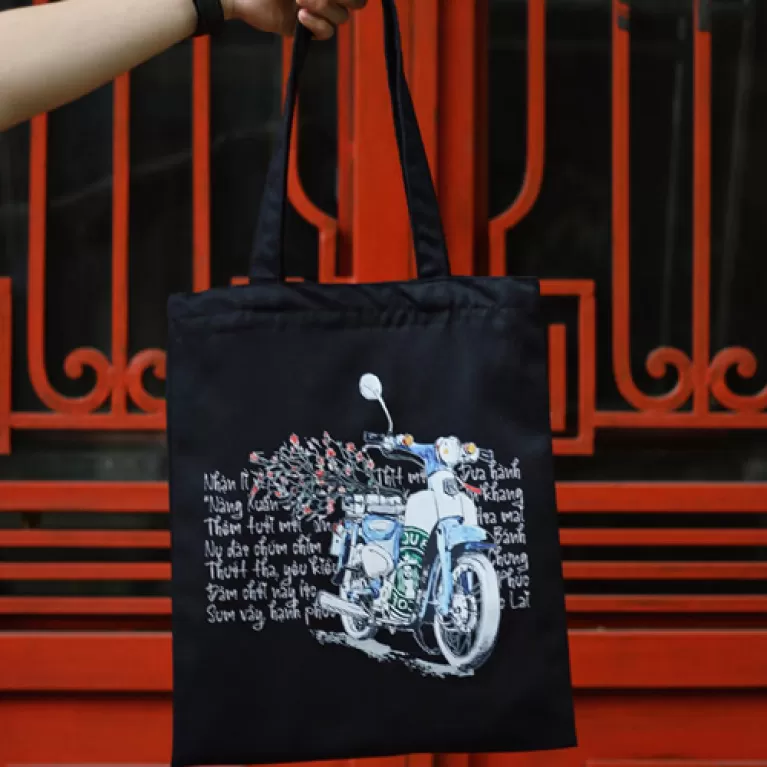túi tote “replay 198x, bộ sưu tập  “replay 198x, họa tiết honda cub hoài cổ, phụ kiện thời trang độc đáo, thiết kế, hana mascot, chus