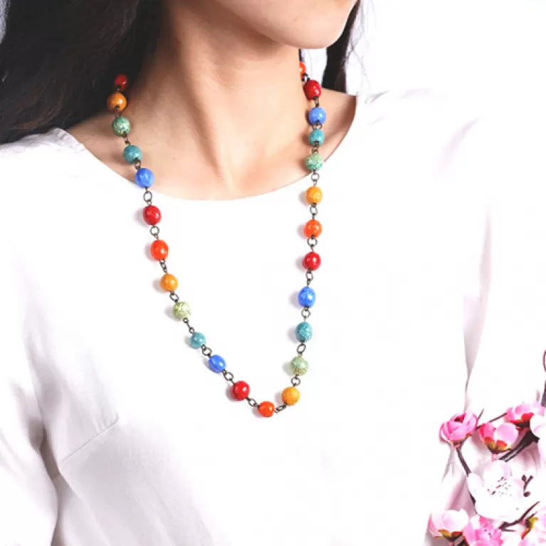 dây chuyền khoen đồng hạt gốm, sự kết hợp của những hạt gốm nhỏ đầy màu sắc, phong cách độc đáo, điểm nhấn cho trang phục đơn sắc