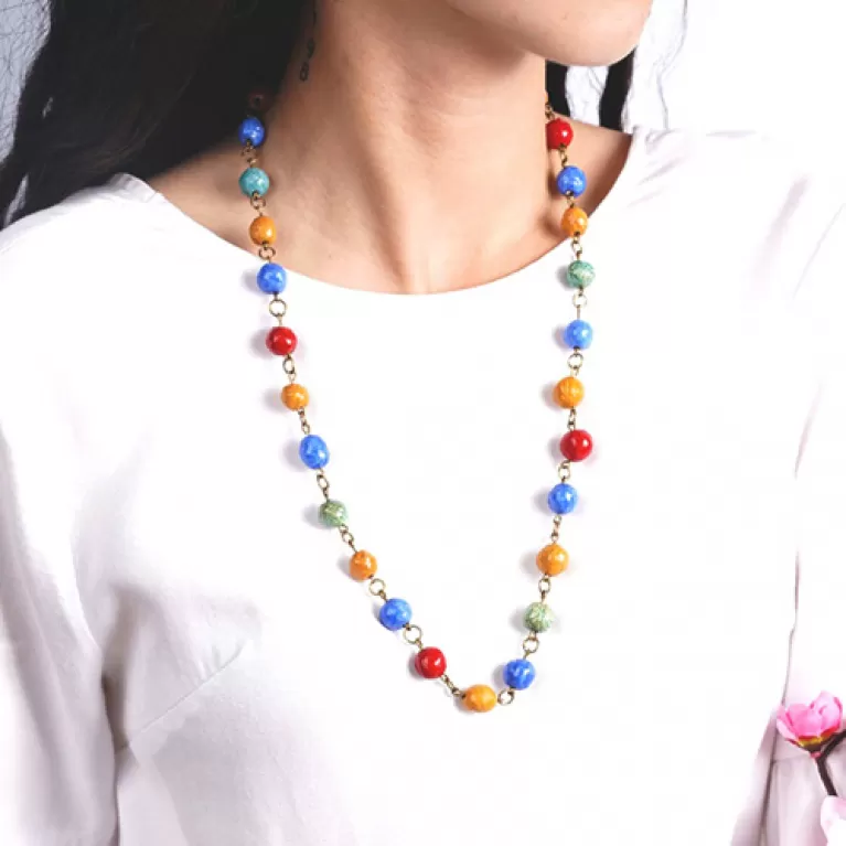 dây chuyền khoen đồng hạt gốm, sự kết hợp của những hạt gốm nhỏ đầy màu sắc, phong cách độc đáo, điểm nhấn cho trang phục đơn sắc