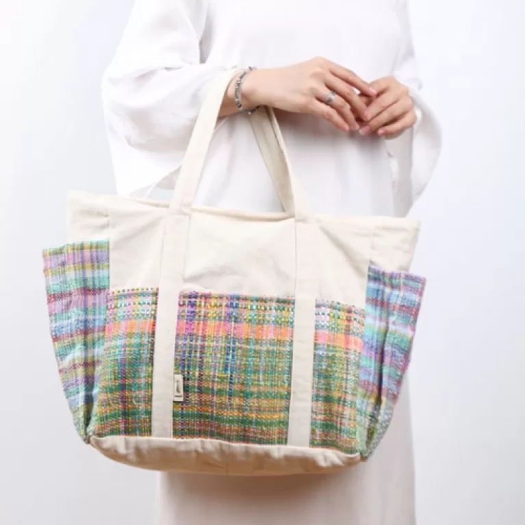 handwoven recycled plastic handbag, size l, spacious and practical design, durable and long-lasting use