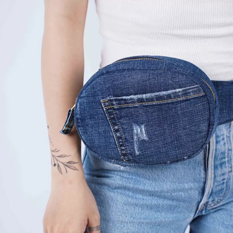 "túi đeo hông từ jeans tái chế, túi dáng tròn độc đáo, dây đeo khóa buckle, cắt thêu hoàn toàn thủ công, phong cách bụi bặm
, thủ công, tamuha handcraft, chus"