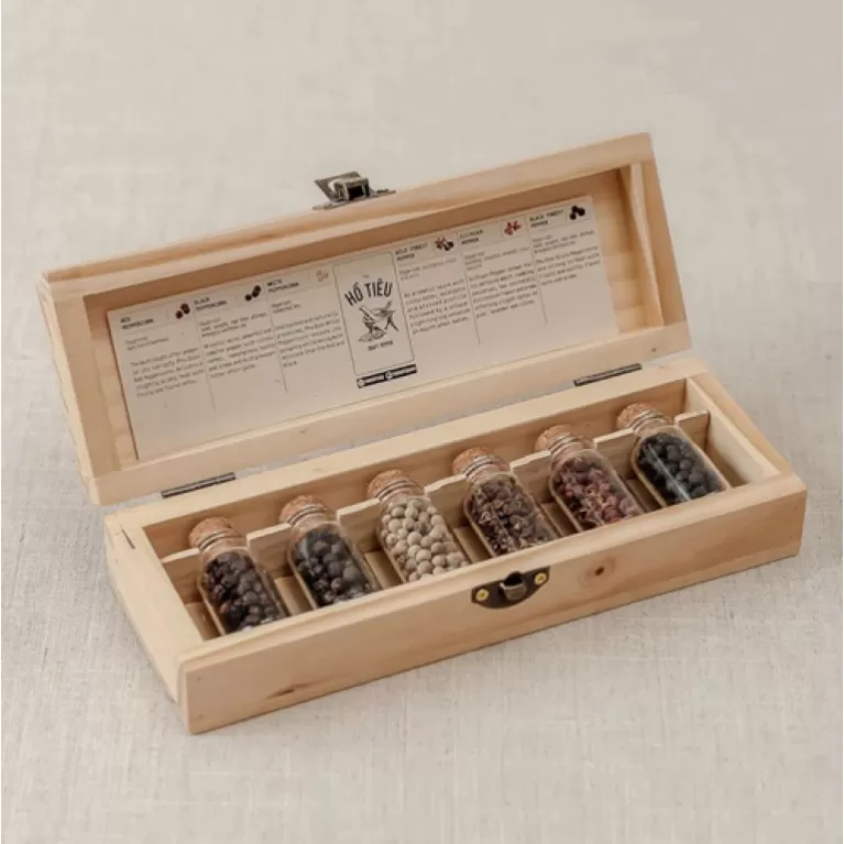 set 6 vị tiêu, hộp gỗ nắp gập, tiêu đen hạt tự nhiên, bộ quà tặng thực phẩm, hồ tiêu phú quốc, set gia vị vua tiêu