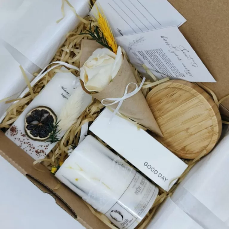 hộp quà tặng nến thơm, sáp thơm và hoa hồng sáp trắng, onio soapery, chus