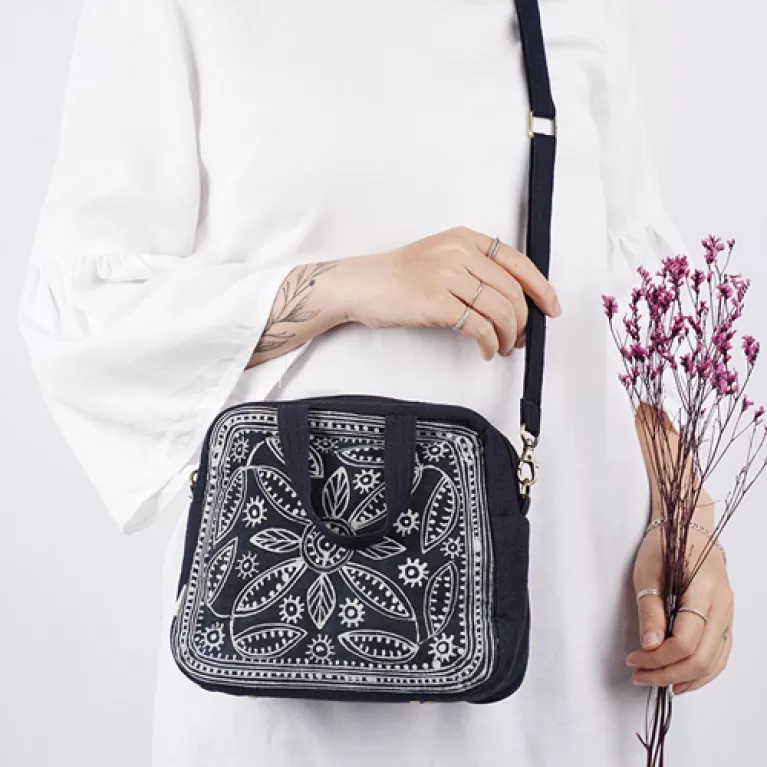 trapezoidal crossbody bag with brocade pattern, spacious form, can accommodate a tablet, 100% korean cotton fabric, soft cotton padding