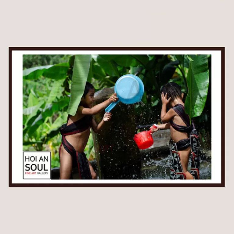 “bathtime in summer noon” photograph, ethnic minority children, the first exhibition piece of photographer thanh nguyen