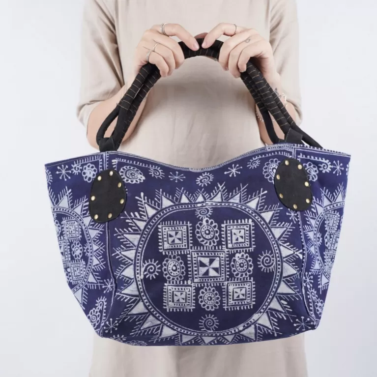 túi xách thổ cẩm size m, nghệ thuật batik tct55, vải nhuộm chàm vẽ sáp ong, họa tiết độc đáo, túi form rộng, đựng được nhiều đồ