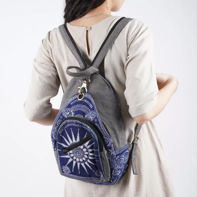 ba lô thổ cẩm phối linen, nghệ thuật batik tcbls025, chất vải mềm nhẹ, quai đeo êm ái, thiết kế nhiều ngăn tiện lợi, tính ứng dụng cao